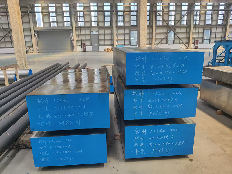 What are the characteristics of plastic mold steel